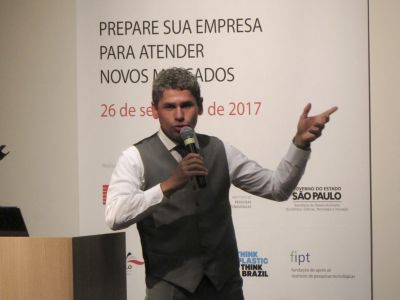 Empreendedores assistem a palestra sobre o Peiex no IPT