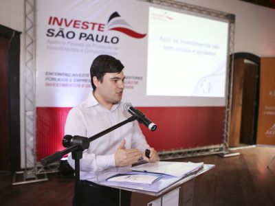 Empreendedores assistem a palestra sobre o Peiex